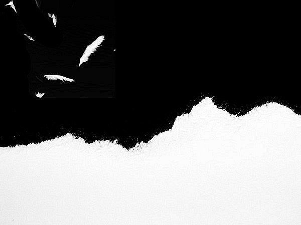 Рваная бумага на черном фоне