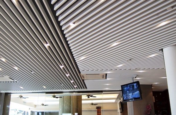 Подвесной кубообразный реечный потолок