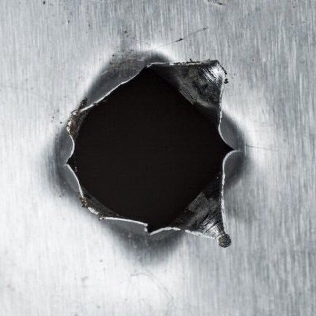 Отверстие от пули в металле