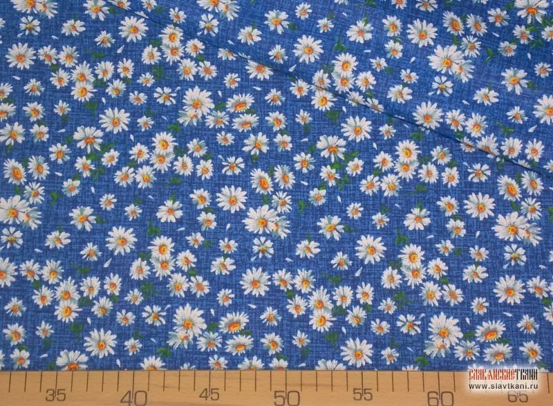 Голубая ткань с ромашками