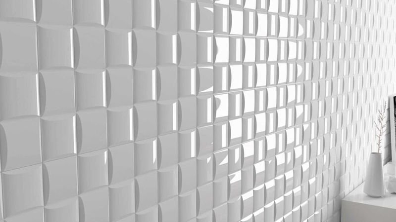 Белая плитка на стене