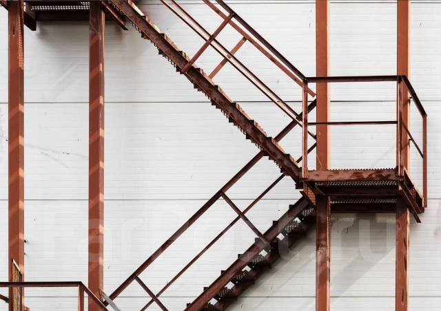 Ржавая металлическая лестница