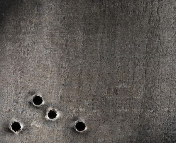 Дырки от пуль в металле