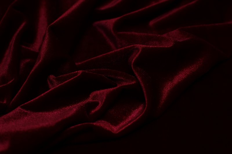 Темно бордовый