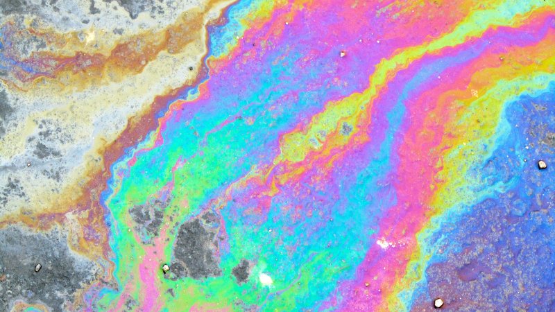 Бензиновые разводы на воде