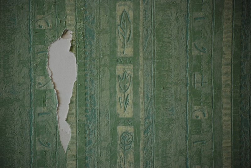 Рваные обои на стене