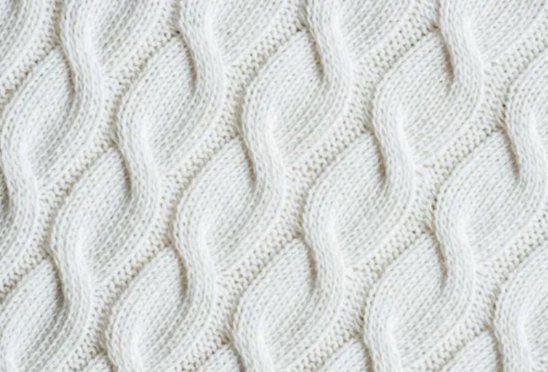 Белое вязаное полотно