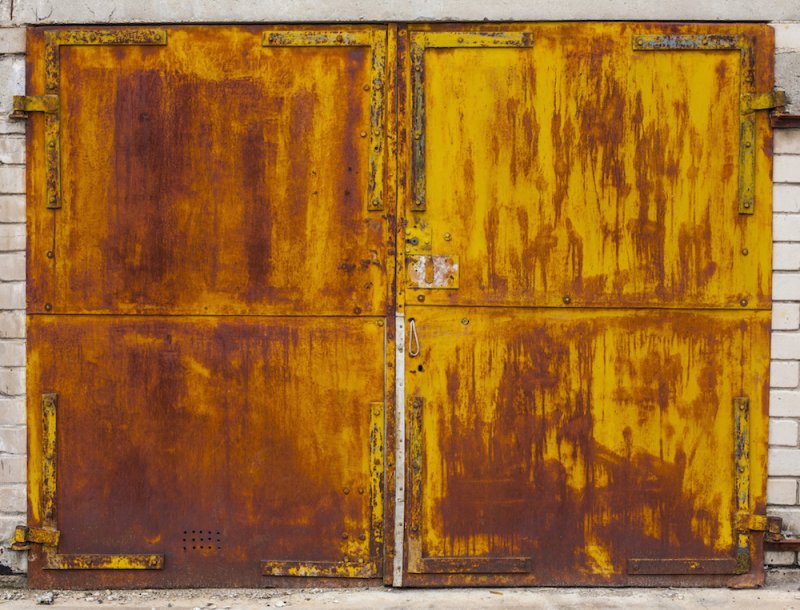 Ржавые ворота гаража