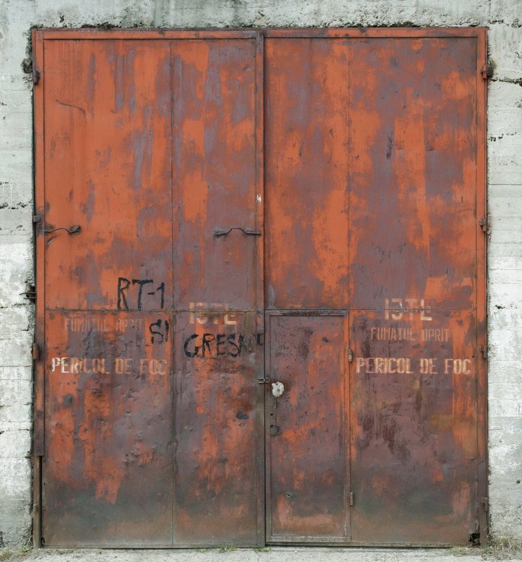 Ржавые металлические ворота гаража