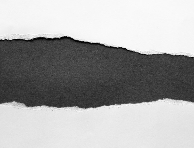 Разорванная черная бумага