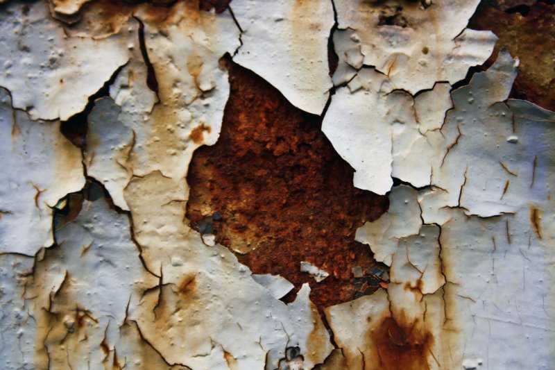 Рваный металлический край