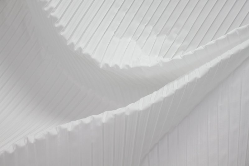 Белая плиссированная ткань
