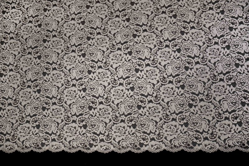 Белая кружевная ткань