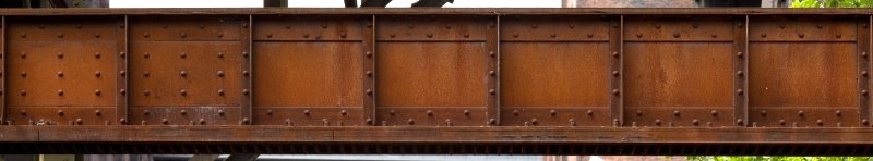 Металлическая балка ржавая