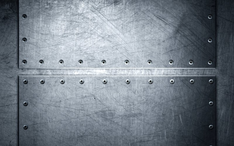 Металлический лист с заклепками