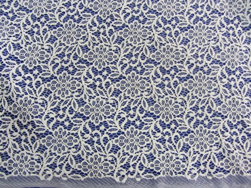 Белое кружевное полотно