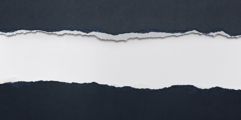 Кусок рваной бумаги