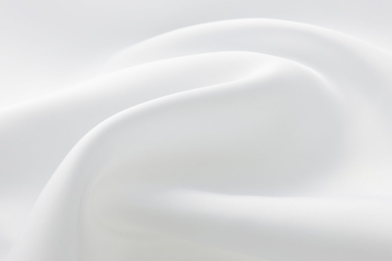 Белая шелковая ткань