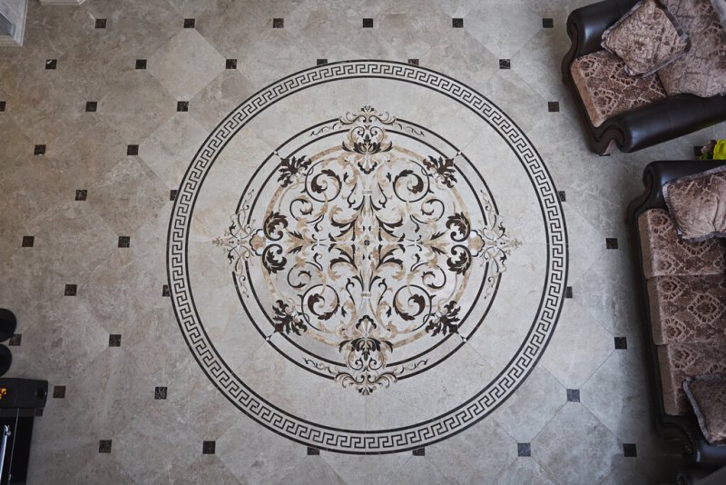 Мраморный пол с узором