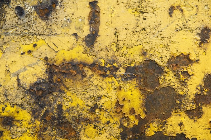 Ржавчина на желтом металле