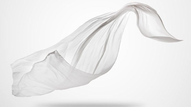 Белая ткань развевается