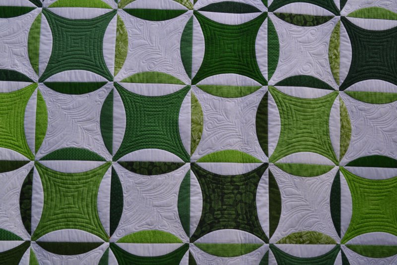 Зеленая ткань с орнаментом