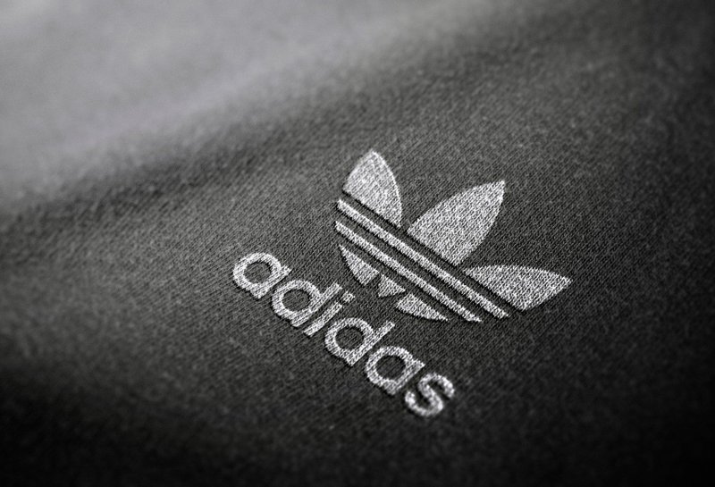 Мокап логотипа вышивка