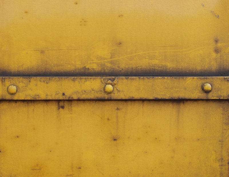 Ржавчина на желтом металле