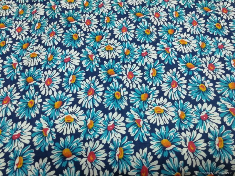 Голубая ткань с ромашками