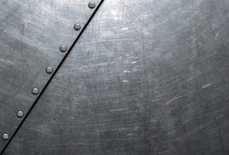 Металлическая пластина с заклепками