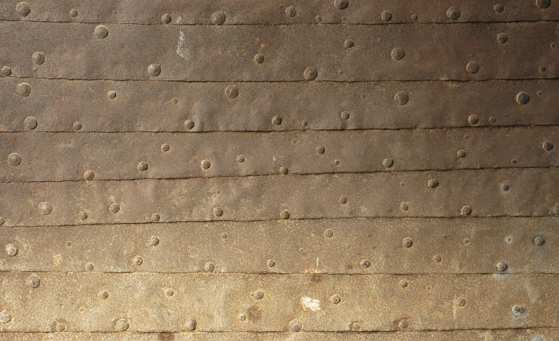 Металл с заклепками