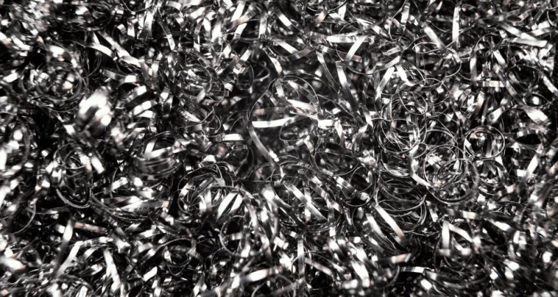 Металлическая стружка на сливном болте