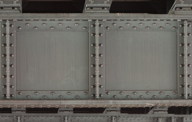 Металл с заклепками