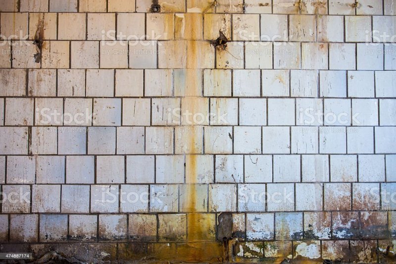 Старая кафельная стена