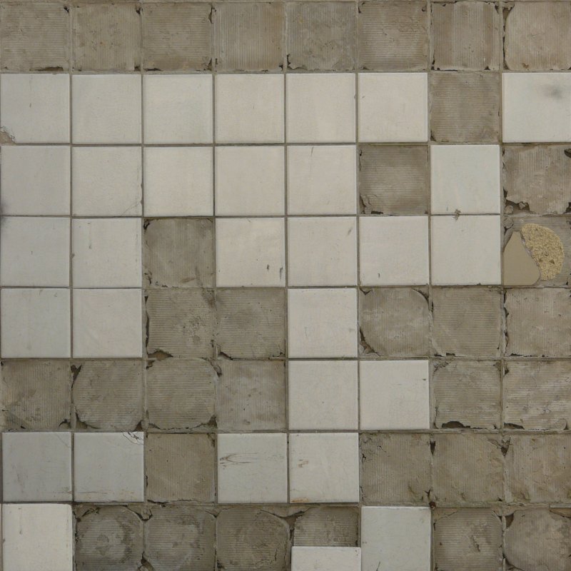 Старая плитка на полу