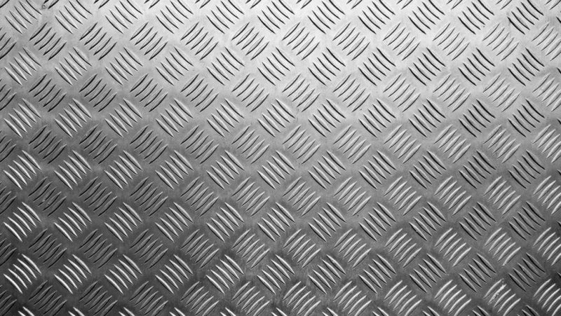 Лист металла с насечками