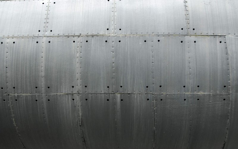 Металлическая обшивка самолета