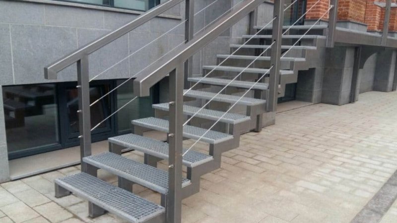 Ступени косоур из профильной трубы 40 40