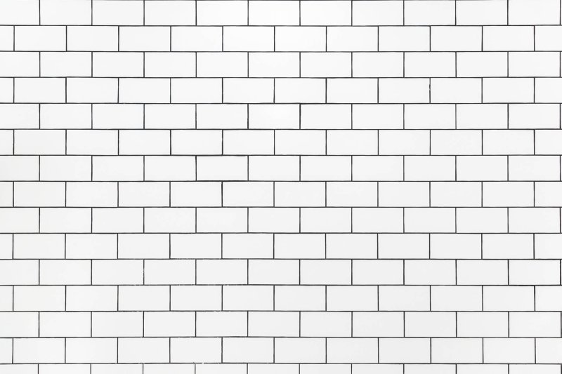 Белая кирпичная стена