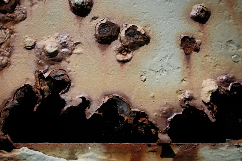 Пробоина в металле