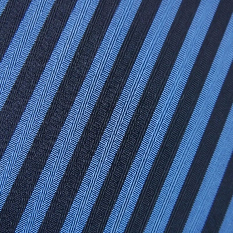 Ткань в синюю полоску