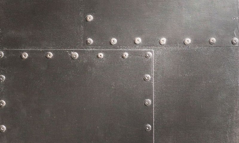 Металлический лист с заклепками