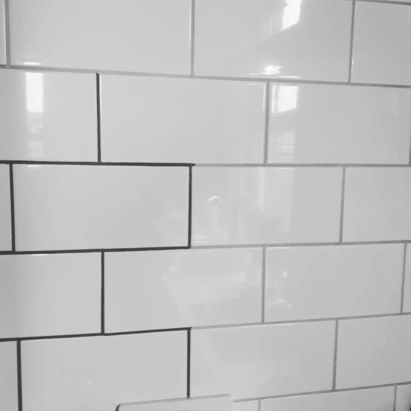 Серая затирка на белой плитке