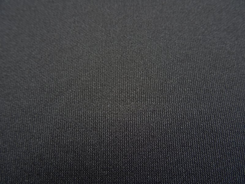 Черная ткань на полу