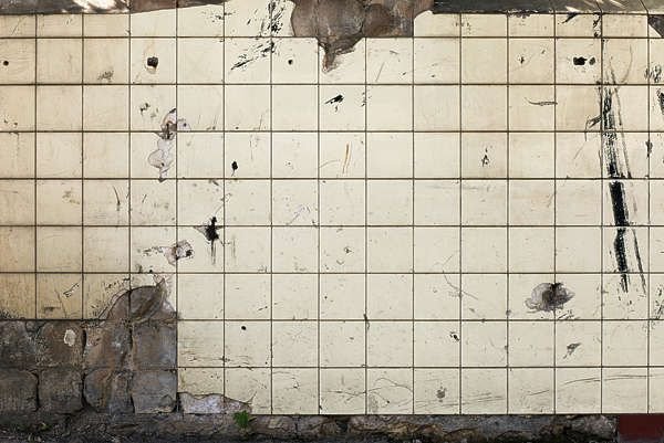 Старая плитка на стене