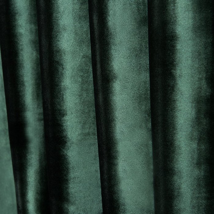 Темно зеленые бархатные шторы