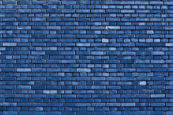 Синяя кирпичная стена
