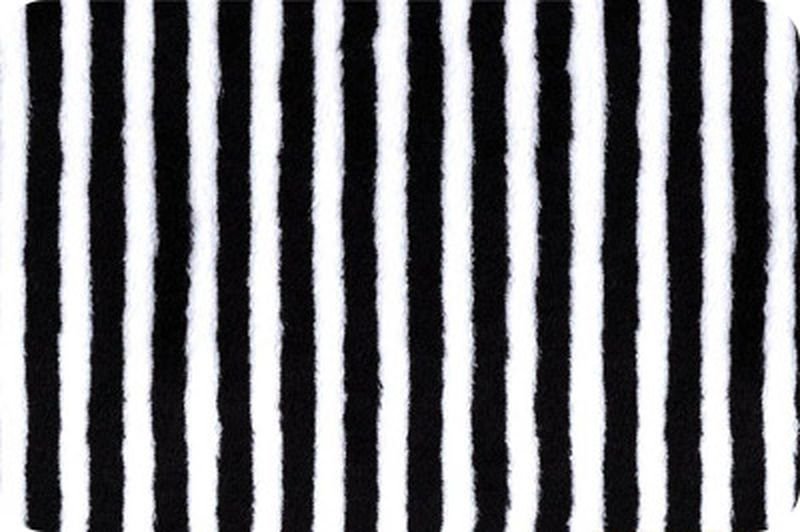 Ковер в черно белую полоску