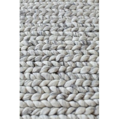 Серый ковер вязаный