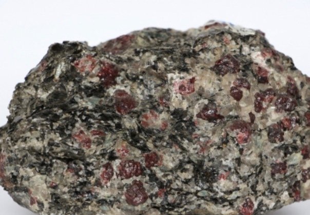 Гранат альмандин камень